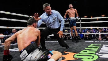 La increíble pelea por el título entre un boxeador 20 centímetros más alto que su rival que se definió por nocaut en el último segundo: “Fue dramático”
