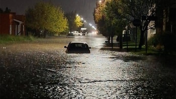 Temporal en Coronel Suárez: la tormenta dejó más de 100 mm de lluvia, calles cortadas y autos inundados