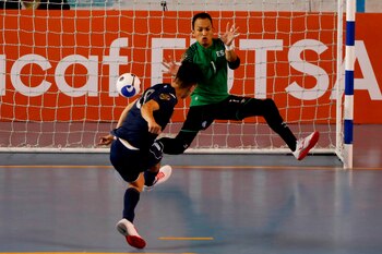 El portero de la selección de fútbol sala de El Salvador, Oscar Montano (d), fue registrado este viernes al recibir un gol de tiro penal, convertido por el guatemalteco Roberto Alvarao (i), durante un partido del torneo clasificatorio al Mundial de Lituania, en Ciudad de Guatemala (Guatemala). EFE/Esteban Biba