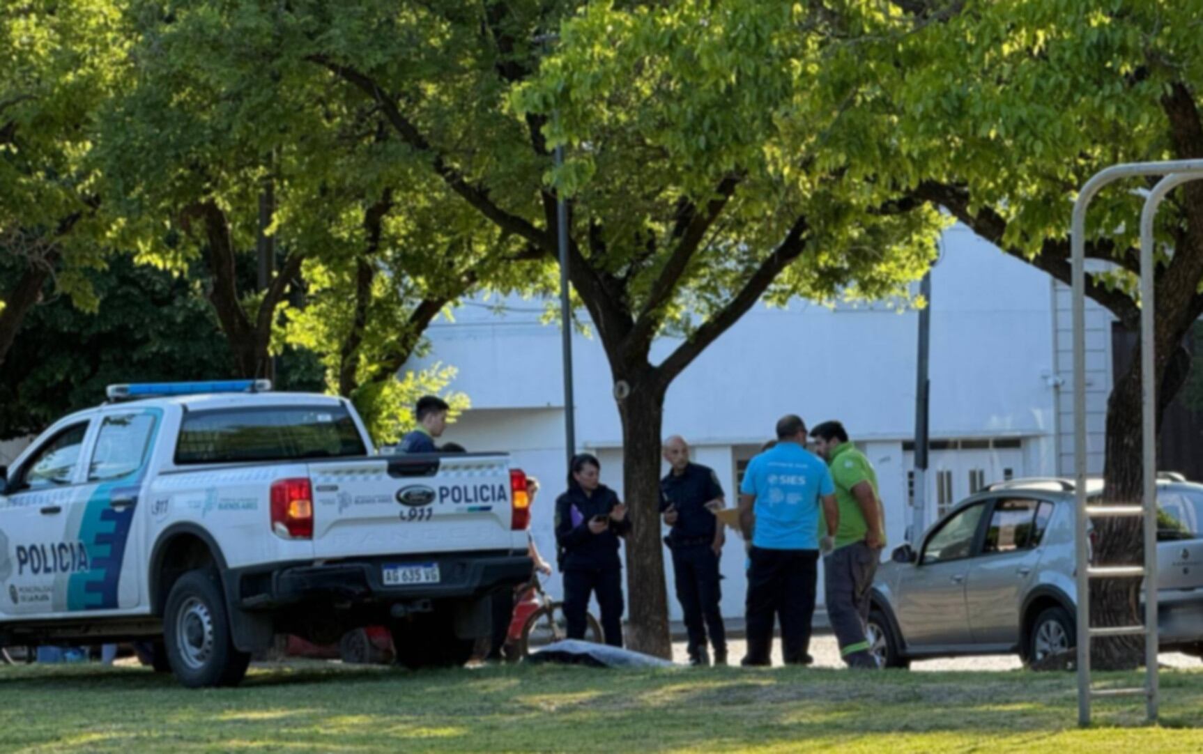 La Policía de La Plata trabaja en Plaza España donde un hombre murió al descompensarse cuando hacia actividad física (El Día)