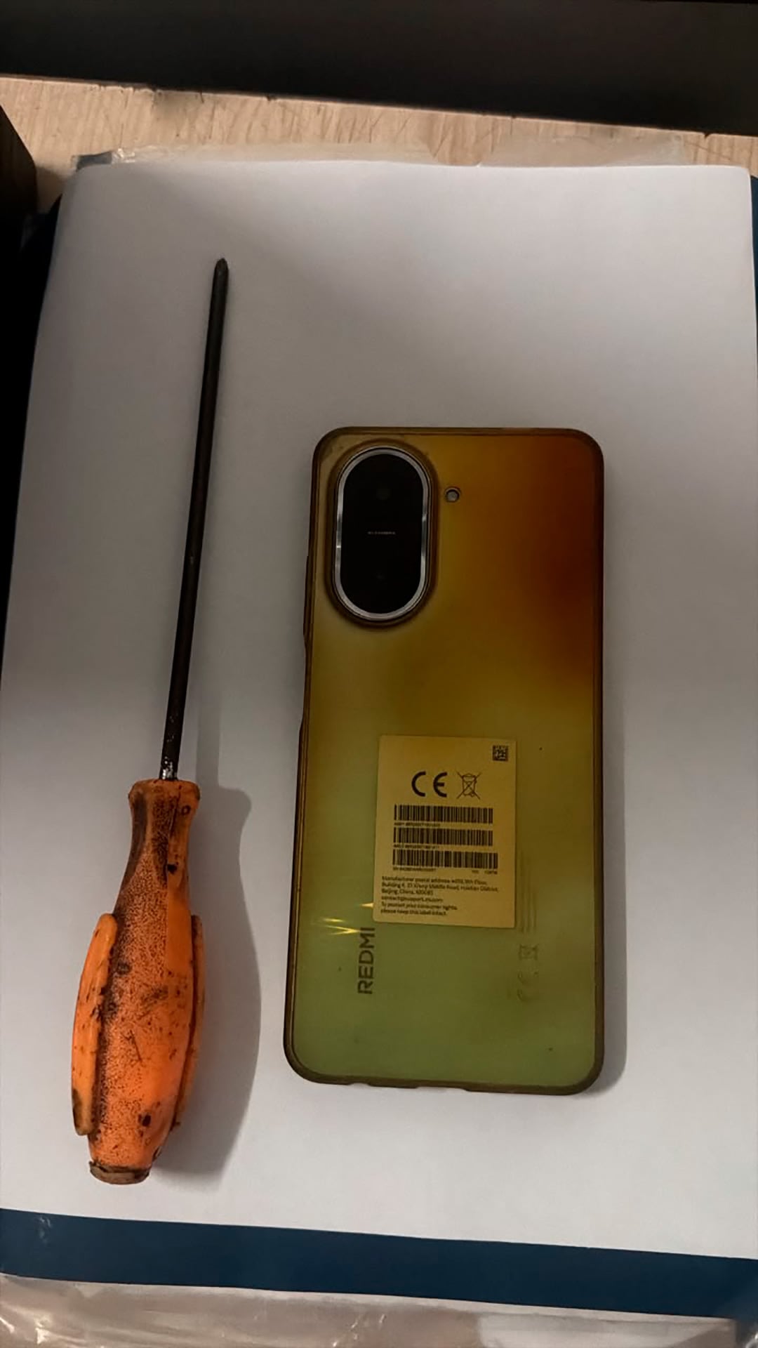 El celular de la víctima y el destornillador con el que lo habrían amenazado