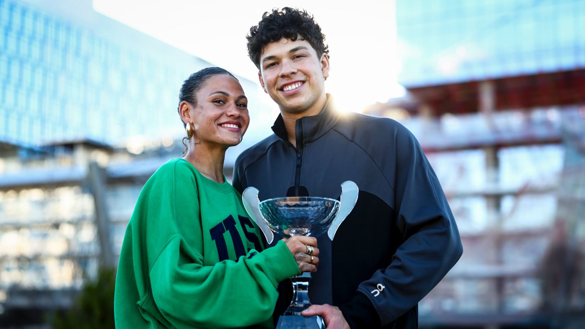 Shelton y su pareja compartieron un momento de alegría y orgullo, posando sonrientes con el trofeo