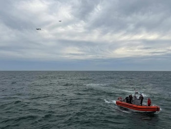 04/10/2026 La Guardia Costera de Estados Unidos busca un avión de transporte médico desaparecido en el Océano Atlántico, frente a la isla de Nantucket, Massachusetts, el 3 de octubre de 2026.
La Guardia Costera de Estados Unidos ha informado este domingo del hallazgo de los restos de un avión de transporte sanitario con seis pasajeros a bordo cerca de Nantucket, en el noreste del país, tras perderse el contacto cuando cubría la ruta entre Bermudas y Boston.
SOCIEDAD
GUARDIA COSTERA DE ESTADOS UNIDOS