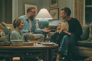 Esta foto divulgada pela A24 mostra – da esquerda para a direita – Olivia Wilde, Seth Rogen, Penélope Cruz e Edward Norton em cena de ‘The Invitation’ (A24 via AP)