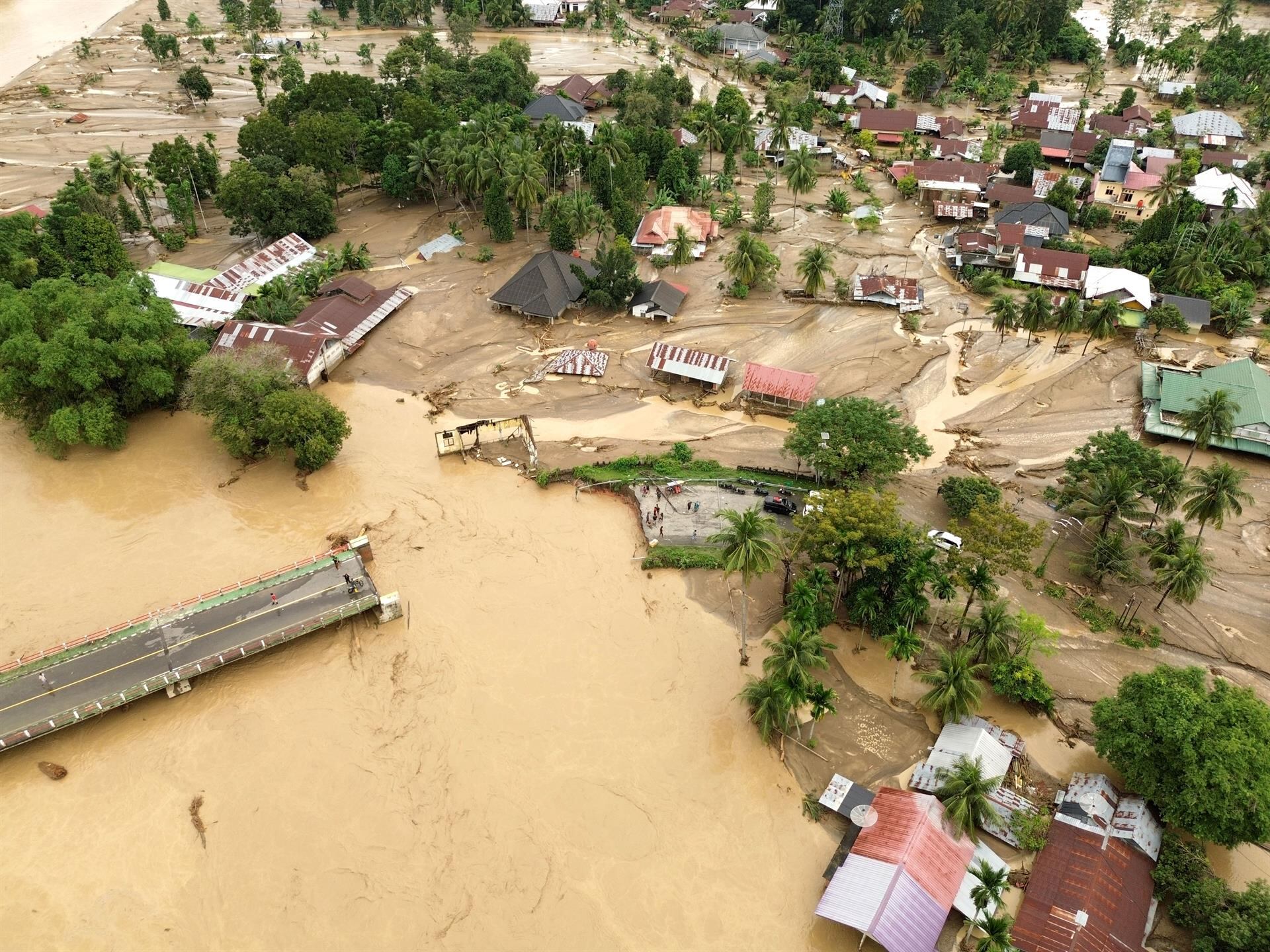 Aumentan a más de 700 los muertos y casi 500 los desaparecidos por las inundaciones en Indonesia
