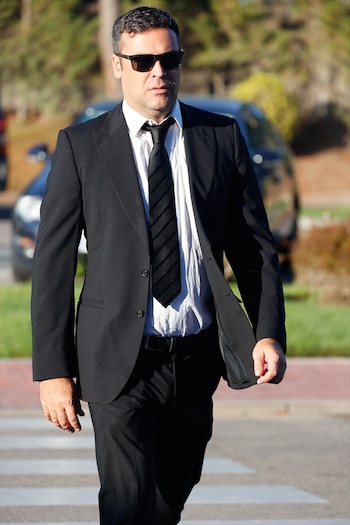 Marc Iván Ostarcevic, hijo de Norma Duval, con traje oscuro y gafas de sol