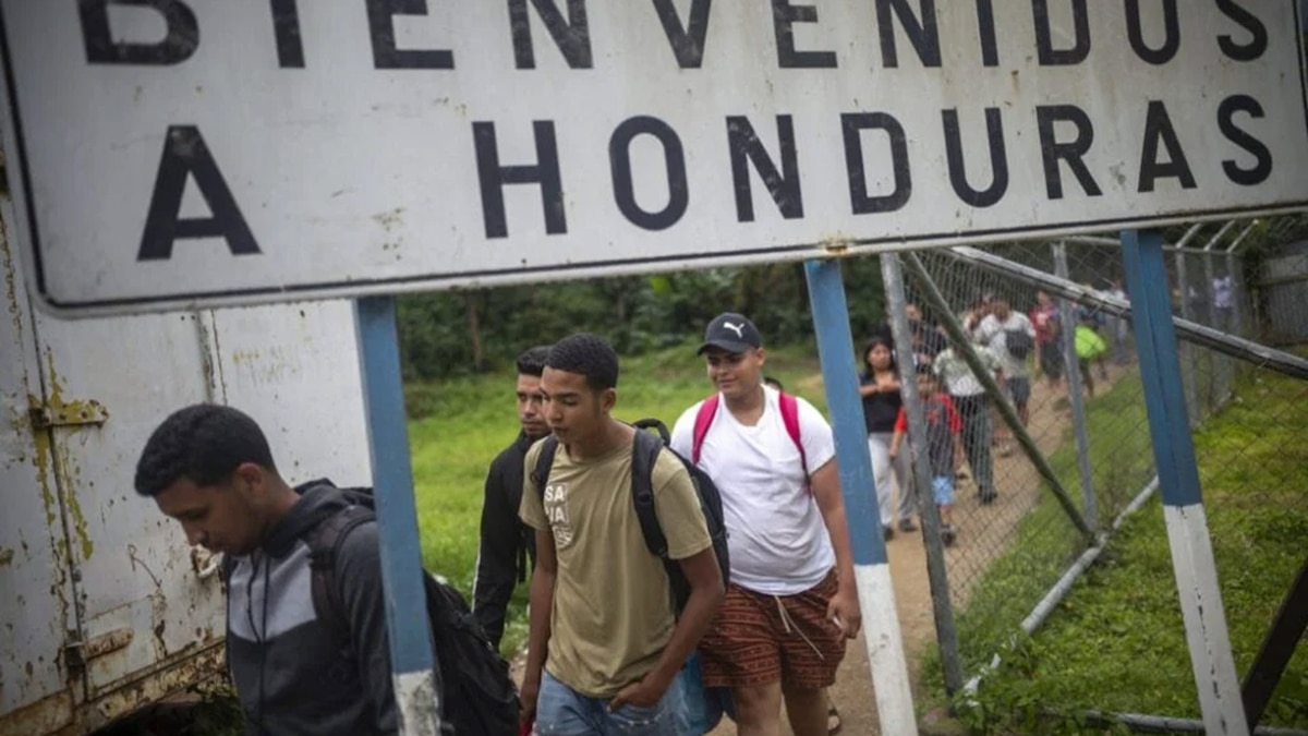 Estados Unidos manda a cientos de mexicanos a Honduras antes de devolverlos