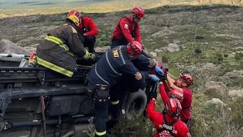 Córdoba: un hombre perdió el control de su camioneta en la ruta, cayó desde 30 metros y se salvó de milagro