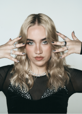 Ela Taubert ha transformado su imagen al dejar atrás su característico pelo rosado y adoptar un look rubio con tonos plateados y de titanio, símbolo de resiliencia - crédito cortesía Universal Music