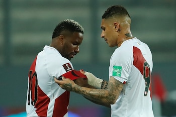 Paolo Guerrero entregándole la cinta de capitán a Jefferson Farfán en el Perú vs Chile.