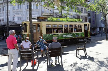 Personas con máscaras pasan tiempo al aire libre, en el día en que el gobierno de Portugal impuso normas más estrictas en un intento de controlar un aumento de los casos de COVID-19 en Porto (Foto: REUTERS)