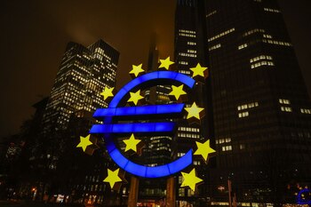 The Euro sculpture illuminated outside