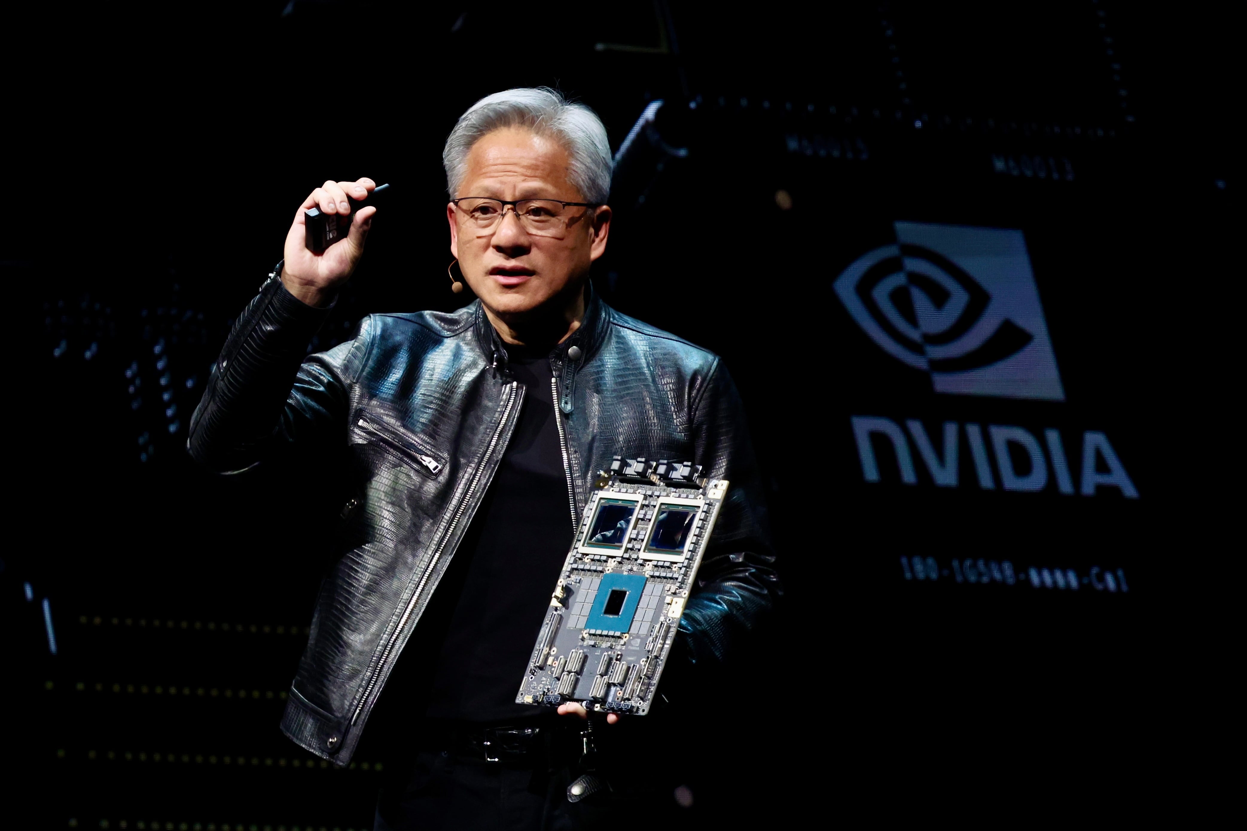 Huang rechazó la idea de que estudiar sea una pérdida de tiempo por la automatización. (EFE)