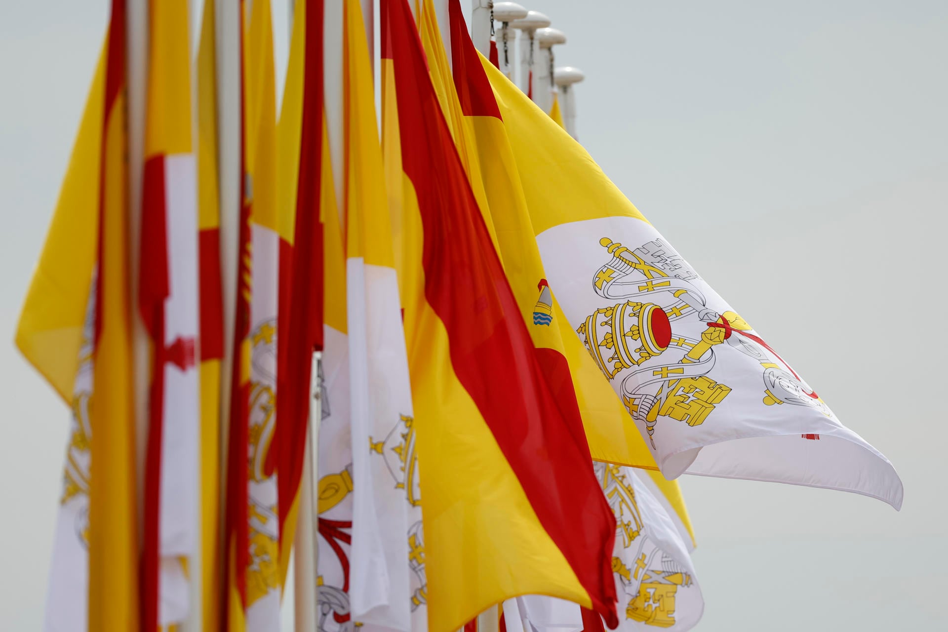 Detalle de las banderas en el aeropuerto Adolfo Suárez Madrid-Barajas, en la llegada del papa León XIV el 9 de junio. (Efe)