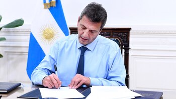 Sergio Massa firma la ley