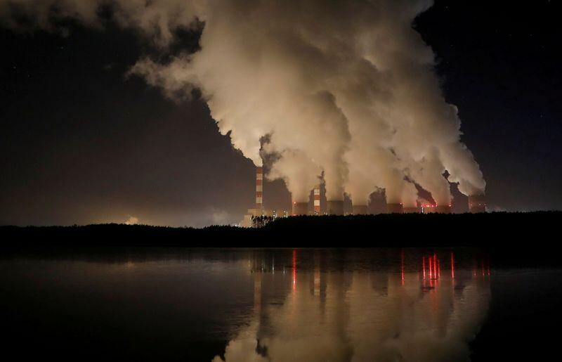 FOTO DE ARCHIVO: Columnas de humo saliendo de la planta de generación eléctrica en Polonia. REUTERS/Kacper Pempel