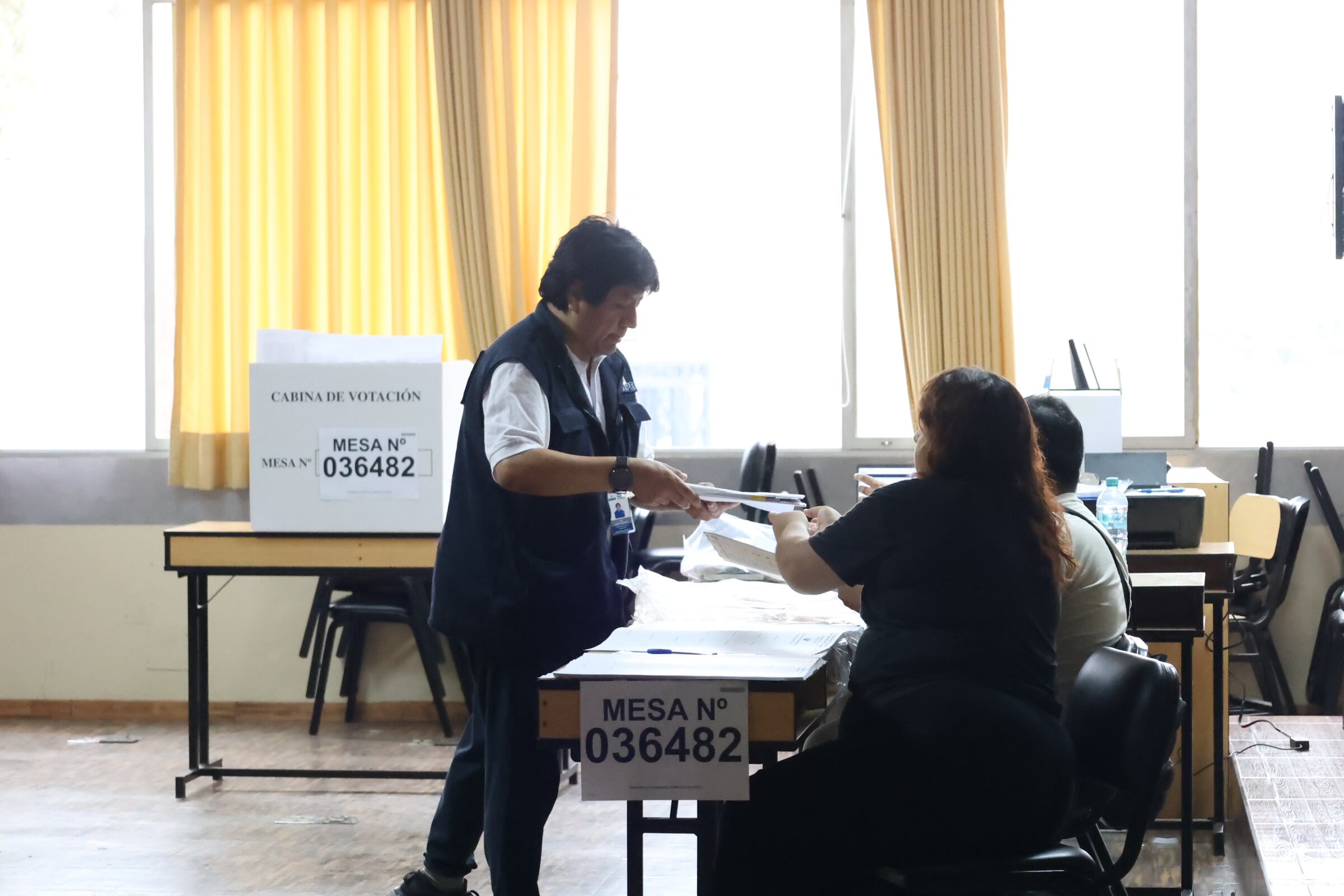 Miembros de mesa enfrentan demoras en la UNMSM debido a la falta de material electoral durante el inicio de las Elecciones 2026. (Paula Díaz Elizalde)