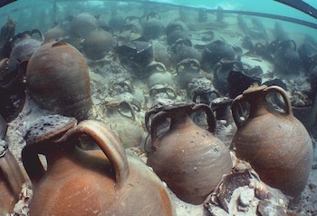 Carga de ánforas en el pecio de Ses Fontanelles. (J. Rodríguez/Journal of Maritime Archaeology)