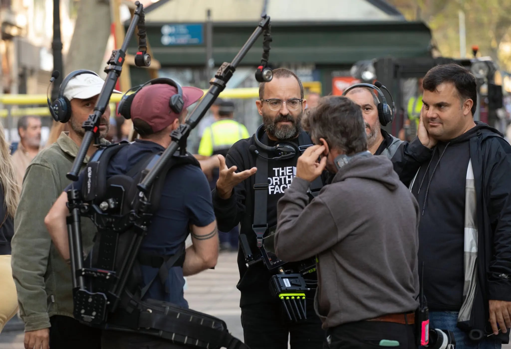 El director Fernando González Molina junto al productor Adrián Guerra durante el rodaje de la película 'Cronos' en el emblemático enclave de las Ramblas