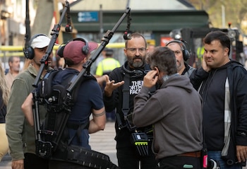 El director Fernando González Molina junto al productor Adrián Guerra durante el rodaje de la película 'Cronos' en el emblemático enclave de las Ramblas