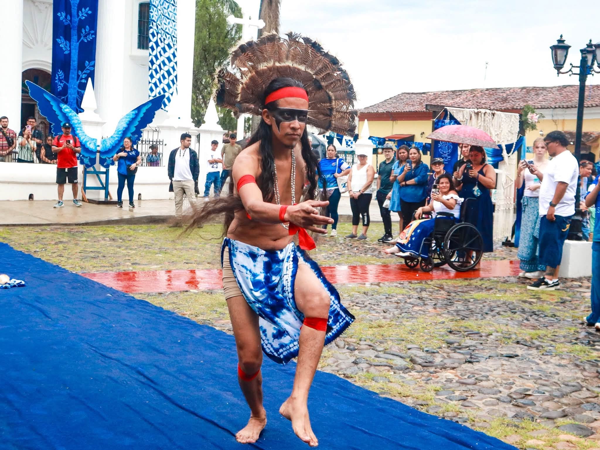La cita de Cuscatlán Norte sumó música en vivo, venta de diseños y experiencias culturales durante el sábado y domingo, con una agenda que acercó al público al oficio artesanal del azul natural (Foto cortesía alcaldía de Cuscatlán Norte)