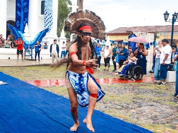 La cita de Cuscatlán Norte sumó música en vivo, venta de diseños y experiencias culturales durante el sábado y domingo, con una agenda que acercó al público al oficio artesanal del azul natural (Foto cortesía alcaldía de Cuscatlán Norte)
