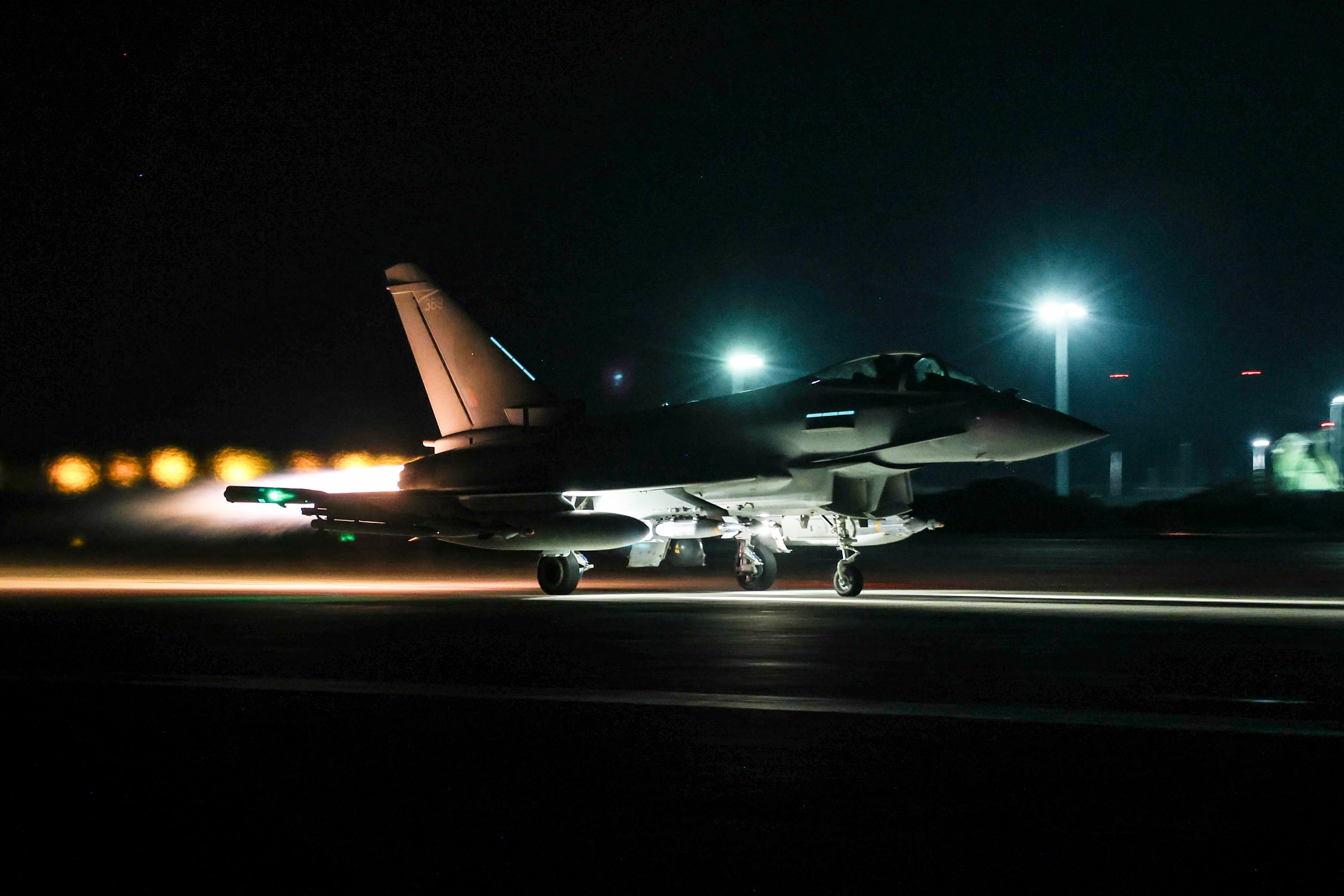 Reino Unido lanzó un bombardeo conjunto con Francia contra un depósito subterráneo de armas del Estado Islámico en Siria