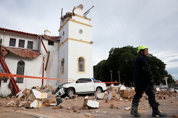 Un socorrista camina frente a la Catedral San Juan Bautista afectada por el terremoto de magnitud 7,7 que sacudió el sureste de Panamá, con una profundidad de 10 kilómetros y generó daños en varios edificios y carreteras cercanas a la localidad de Tonosí, epicentro del temblor, este viernes en Penonomé (Panamá). EFE/ Bienvenido Velasco
