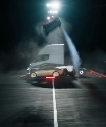 Tesla demostró que su nuevo auto eléctrico puede esquivar varios autos "volando". (Tesla)