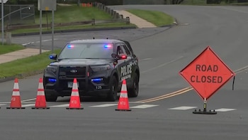 Un sospechoso murió y dos agentes de policía resultaron heridos de bala tras una persecución en Connecticut