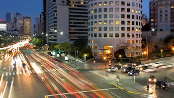 Imagen nocturna de un edificio