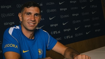 Dibu Martínez fue presentado como jugador del Chelsea: la frase sobre su forma de vivir el fútbol que enloqueció a los fanáticos