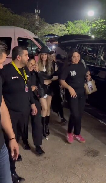 Belinda ingresando al Palacio de