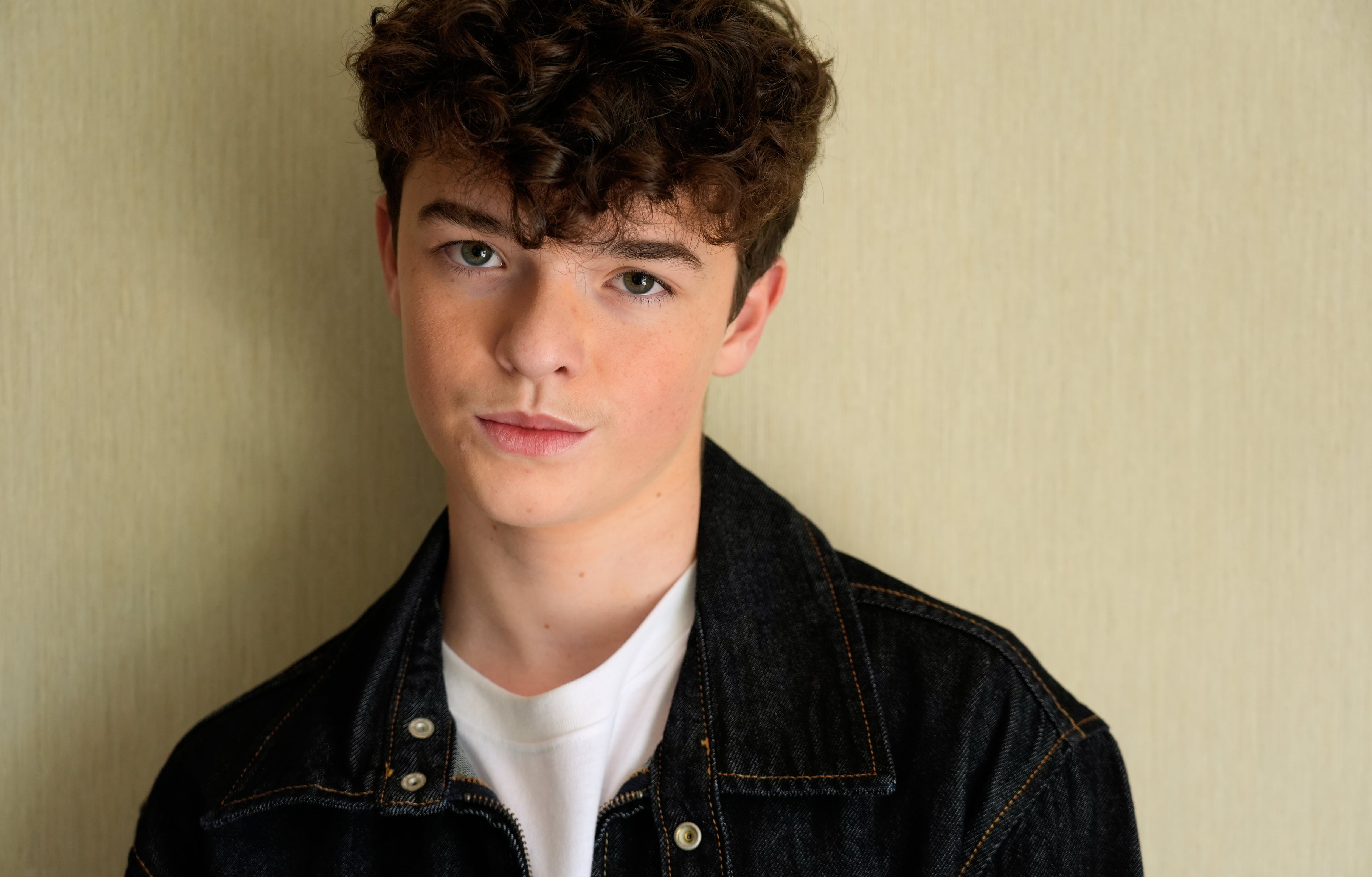 A pesar del repentino éxito y las ofertas laborales, Cooper continuó su vida escolar y planeó rendir los exámenes GCSE antes de dedicarse por completo a la actuación (AP/Chris Pizzello)