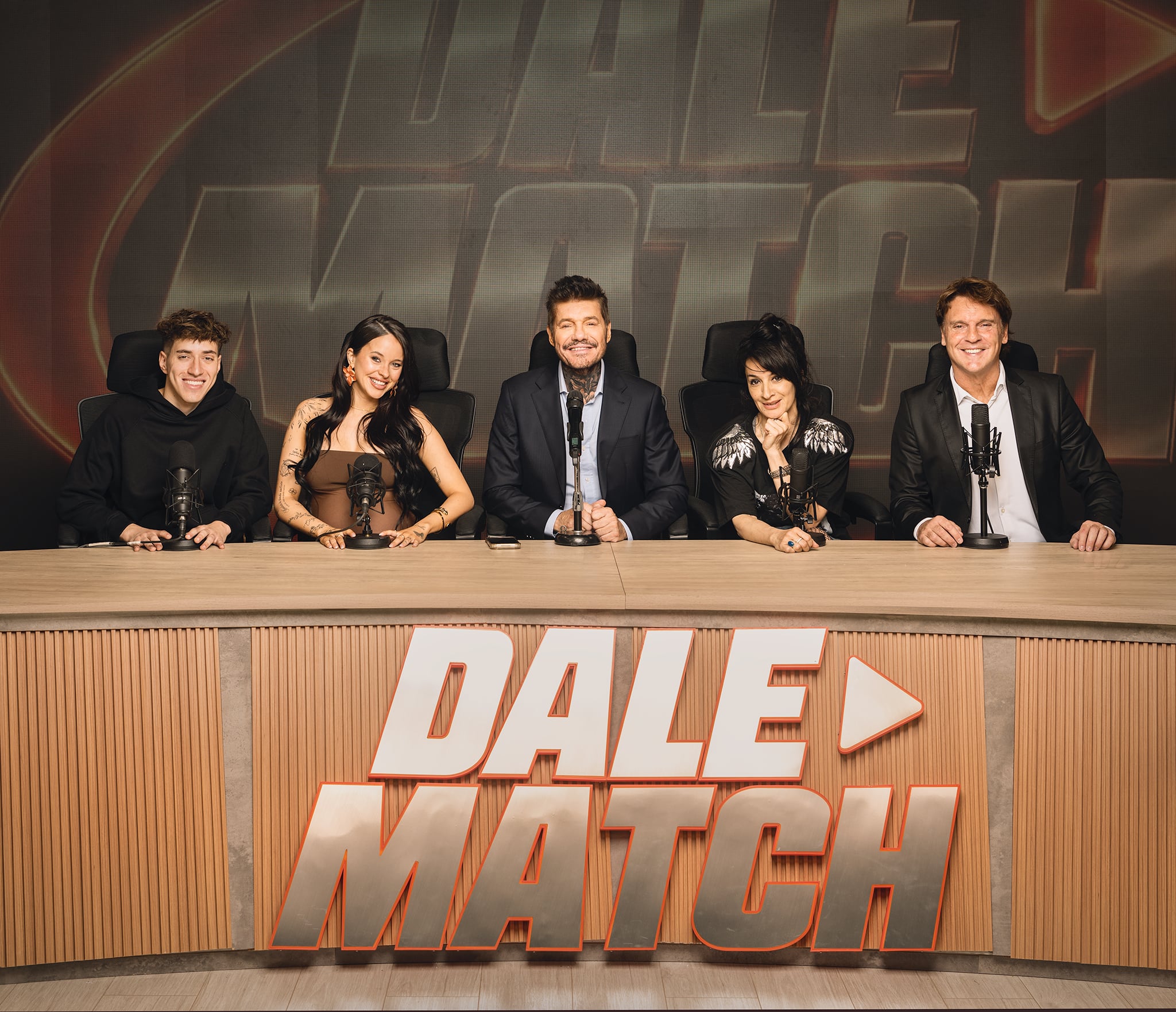 La escenografía del estudio rinde homenaje a Videomatch mediante el uso de madera y pantallas integradas.