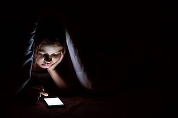 Especialistas recomiendan apagar pantallas antes de dormir, mantener horarios regulares y evitar estimulantes para mejorar la calidad del sueño - crédito iStock