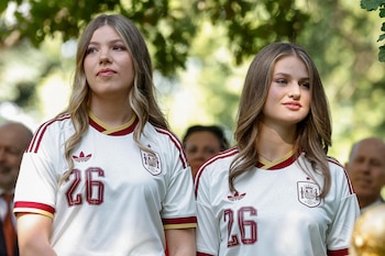 La princesa de Leonor y la infanta Sofía en la recepción Palacio de la Zarzuela a la selección española masculina de fútbol, tras proclamarse ayer campeones del mundo derrotando en la final a Argentina. EFE/Daniel González