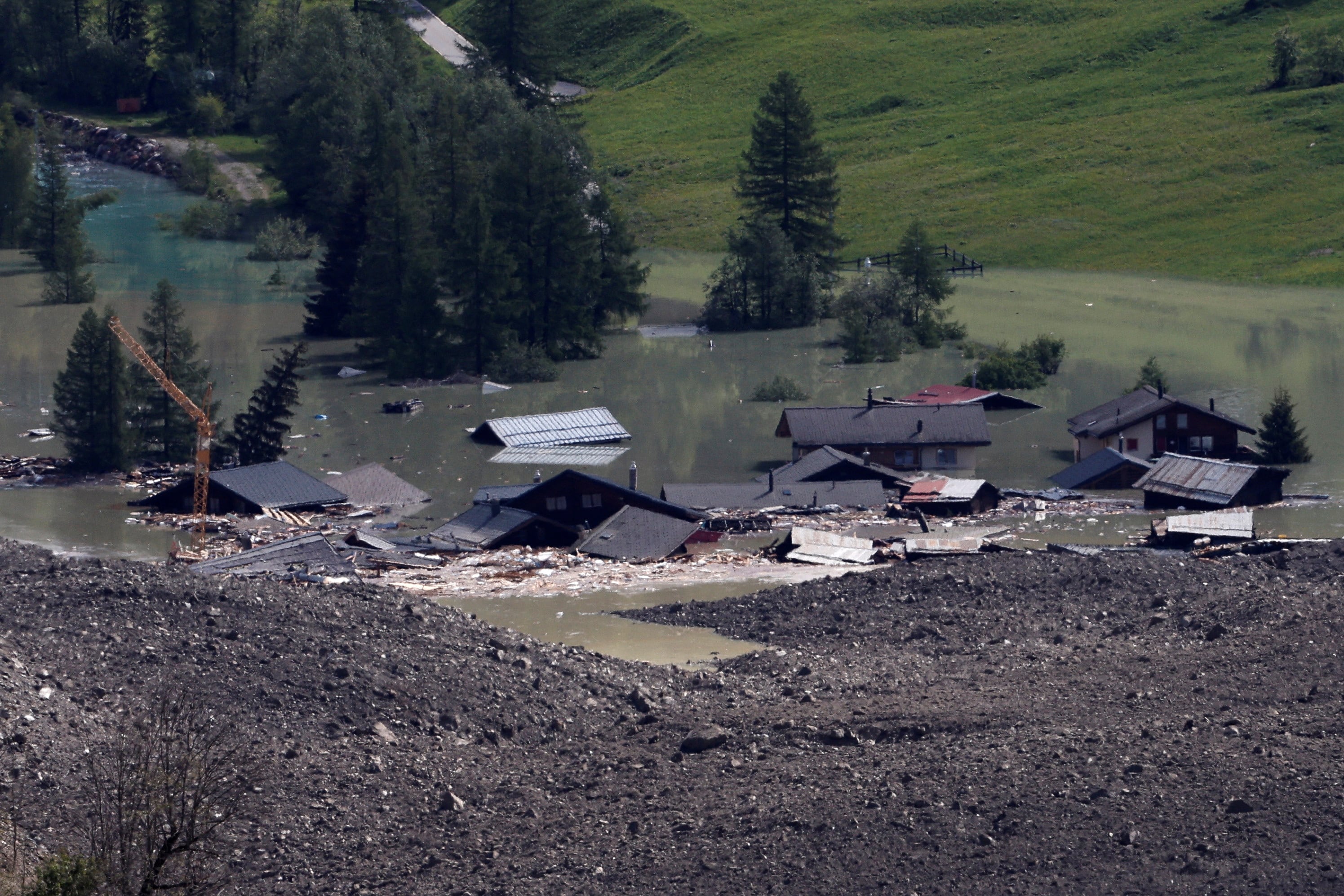 El pueblo suizo de Blatten quedó sepultado tras el colapso de un glaciar que destruyó viviendas históricas en segundos (REUTERS/Stefan Wermuth)