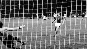 Miedo, Guerra Fría y un toque que lo cambió todo: Antonin Panenka y el día que entró a la historia gracias a su penal