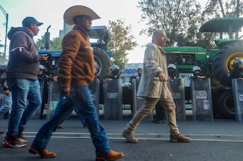 Campesinos y transportistas en manifestación por falta de cumplimiento de sus demandas. (Foto: Cuartoscuro)