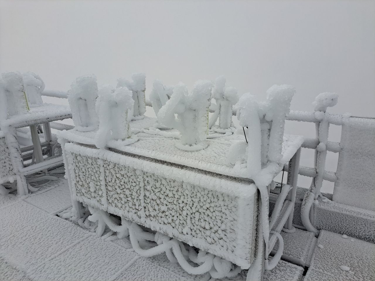 Hielo y cencellada en Izaña, Tenerife, tras el paso de la borrasca Regina, a 4 de marzo de 2026. (Aemet)