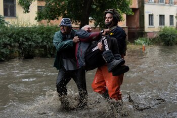 Dos rescatistas ayudan el domingo