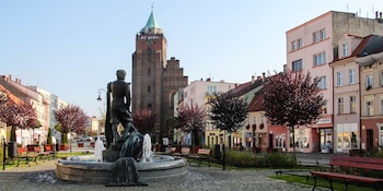La Plaza del Mercado y sus alrededores permiten a visitantes apreciar influencias arquitectónicas polacas, bohemias y prusianas en un entorno accesible a pie (Wikimedia Commons)