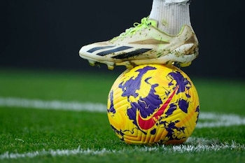 Un futbolista con un balón