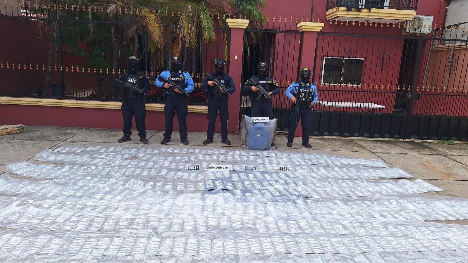 Agentes policiales localizaron una caleta con más de 8 mil dosis de supuesta droga en Nacaome, Valle. (Foto: Policía Nacional)