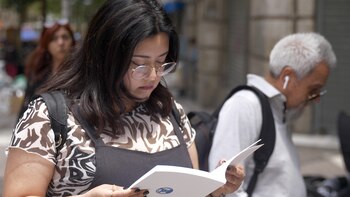 Una mujer lee la nueva
