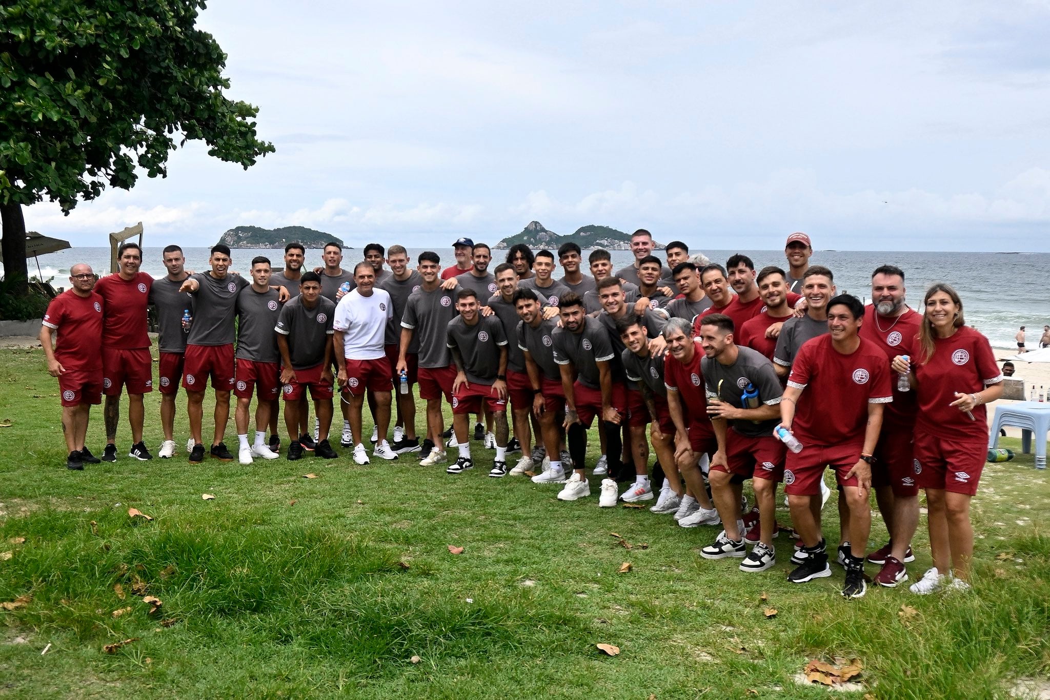 A delegação do Lanús no Rio de Janeiro para a final das Copas contra o Flamengo (@clublanus)