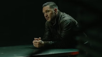 La ausencia del productor y el guionista en el set aumentó la tensión con Tom Hardy. (Captura de video)