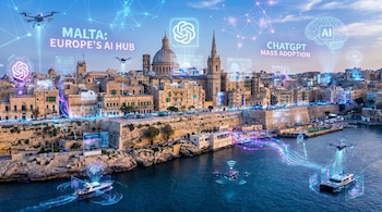 Vista aérea de La Valeta, Malta, con edificios históricos y mar. Hologramas de cerebros con 'AI', logo ChatGPT y redes digitales brillantes conectan drones y botes.
