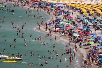 La prohibición de sombrillas en Punta Molentis, en Cerdeña, rige desde el 5 de junio y se mantendrá hasta finales de octubre (REUTERS/Igor Petyx)